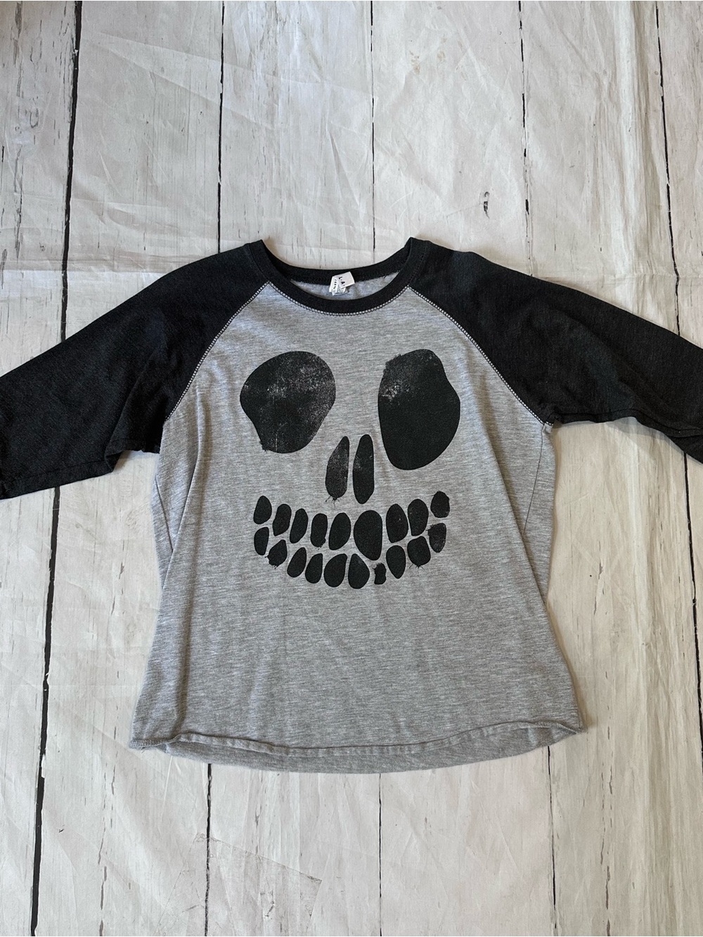 Halloween Fall Grey & Black Skull Raglan mid Sleeve Tee size 7/8 medium